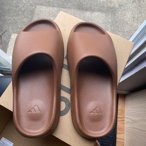 ADIDAS YEEZY SLIDE
